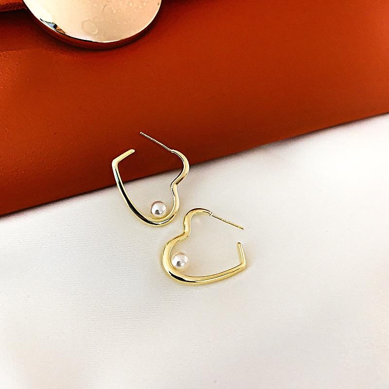 Sweet Girl Earrings Fashion New Wild Love Pearl Personality Temperament Net Red Women s Earrings Wholesale Heart Earrings