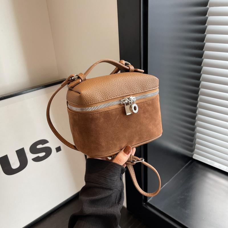 

Xiaohongshu та же матовая кожаная сумка кроссбоди маленькая квадратная сумка осень и зима новая модная замшевая ручная маленькая коробка текстурная сумка 17*9*12 хаки