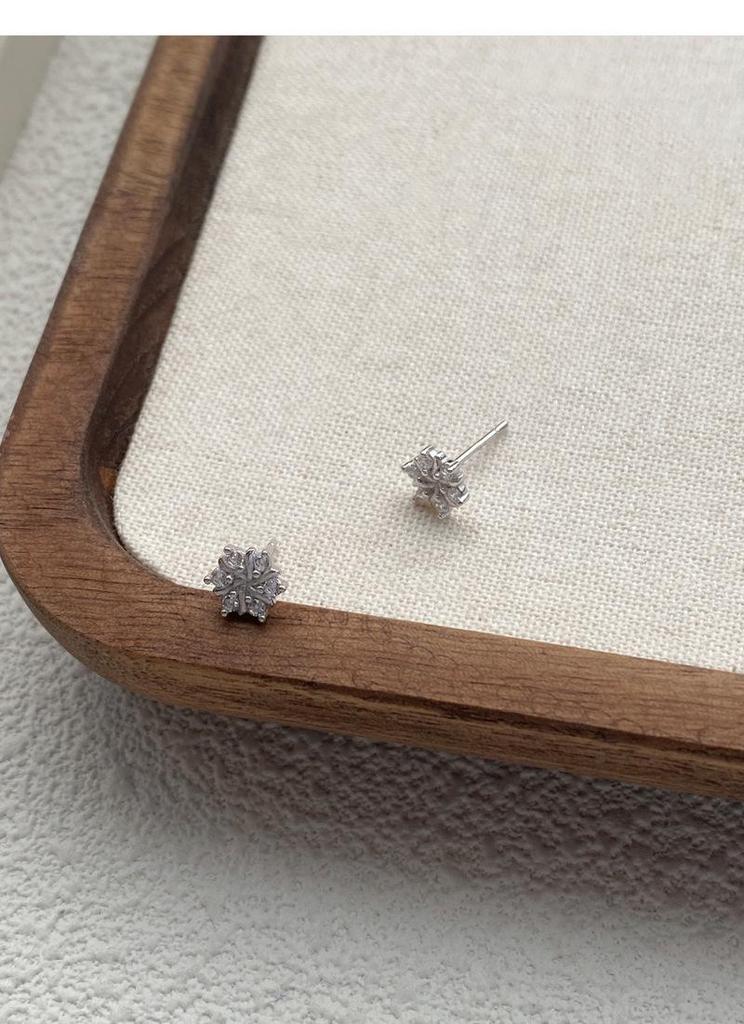 Sterling Silver Snowflake Zirconia Stud Earrings – Light Luxury, Versatile, High-End Jewelry for Women, Perfect for Autumn, Winter, and Christmas.