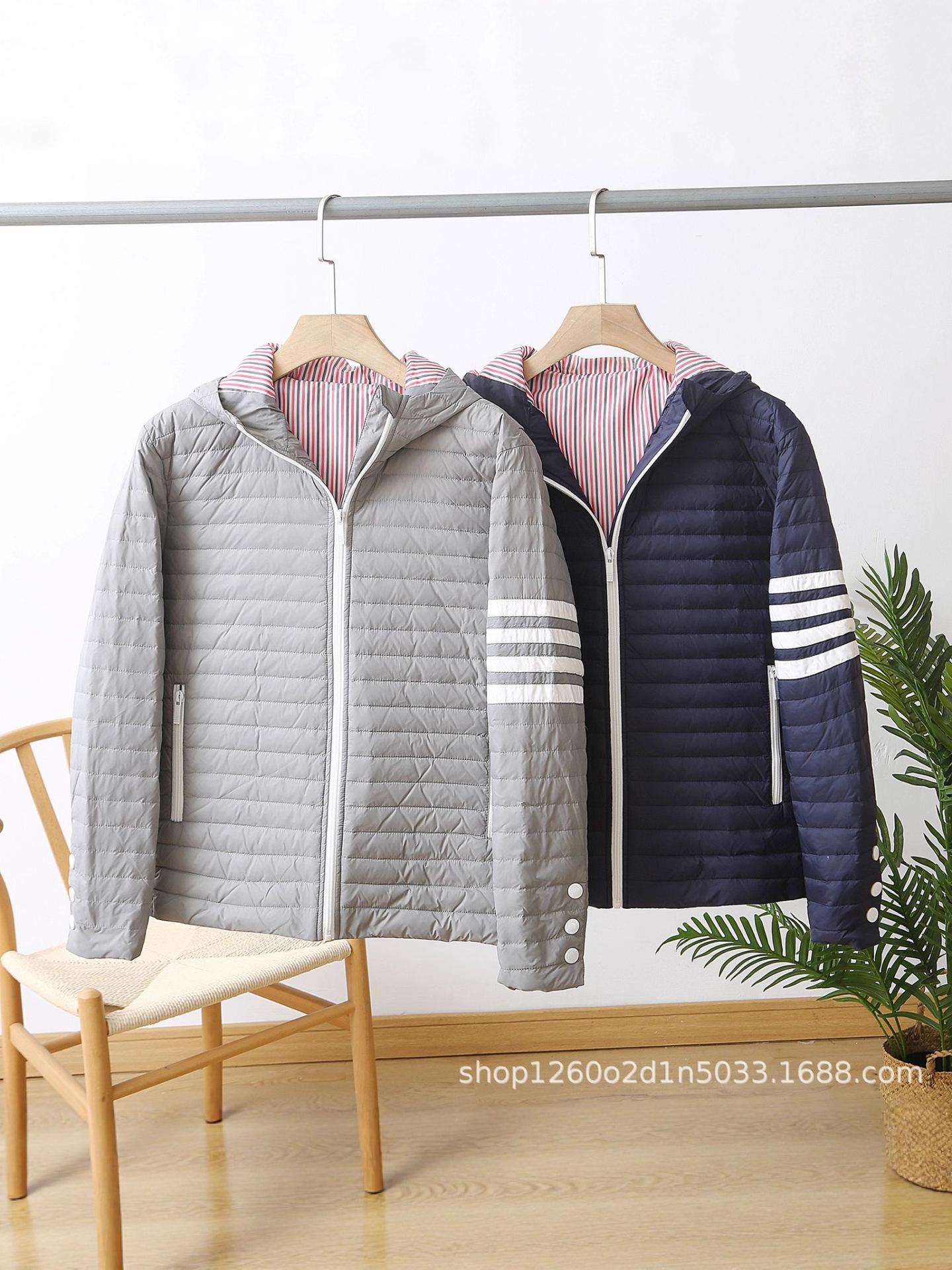 

Unisex TB White Duck Down Jacket with Four-Bar Design XS темно-синього кольору