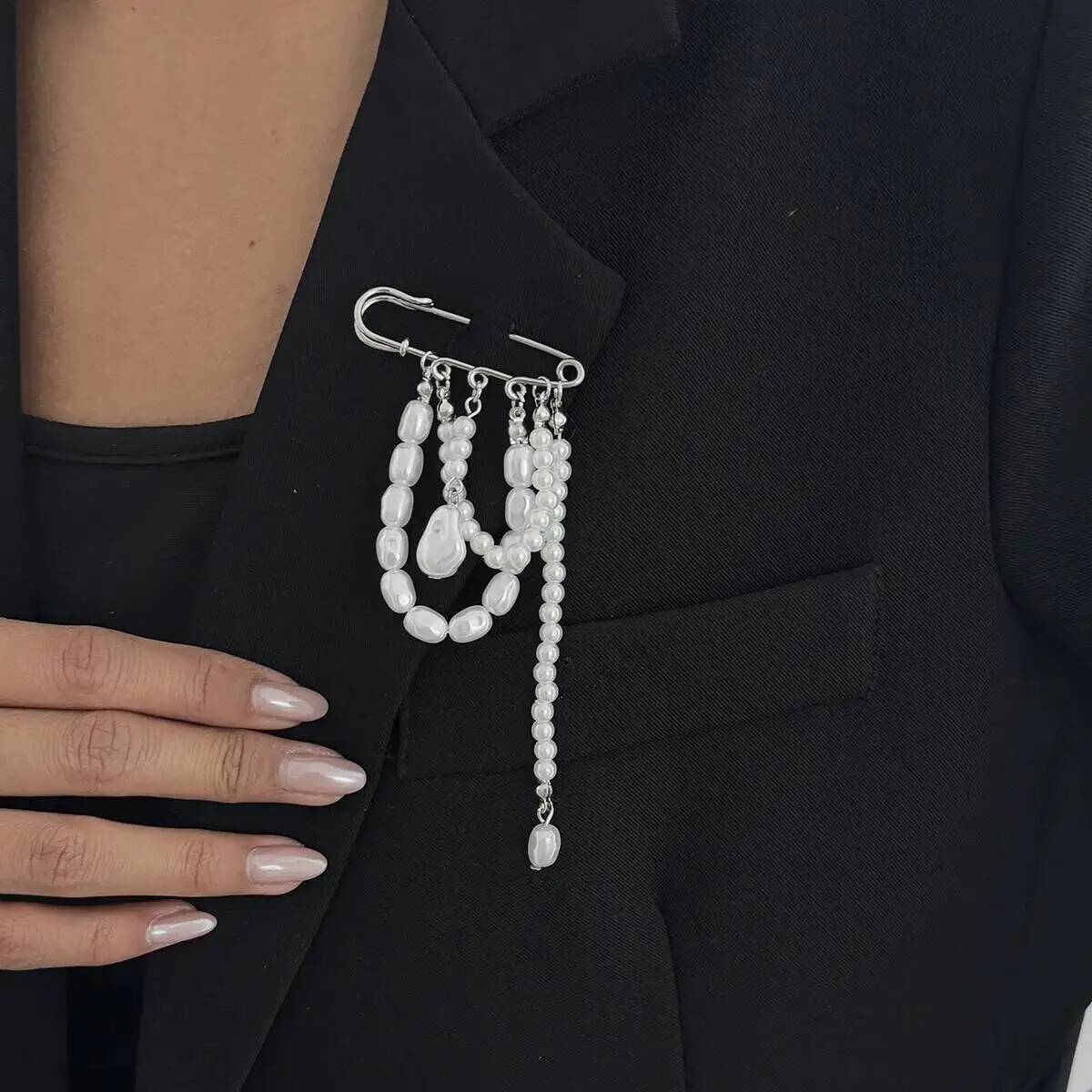 

SHIXIN 1pc Trendy Imitation Pearl Tassel Chain Brooche Women New Suit Pin Waist-shaping Fixed Pin Party Jewelry Accessories Gift