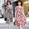 Schickes Sommerkleid mit Aufdruck für Frauen mittleren Alters und ältere Frauen - Große Größen, tailliert