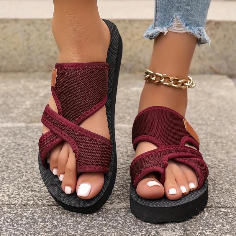 Fashion Woman Slippers 2025 Trend Flat Thong Sandals Fashionable Outdoor Beach Sandals Summer new Platform Casual Slippers Slides Women