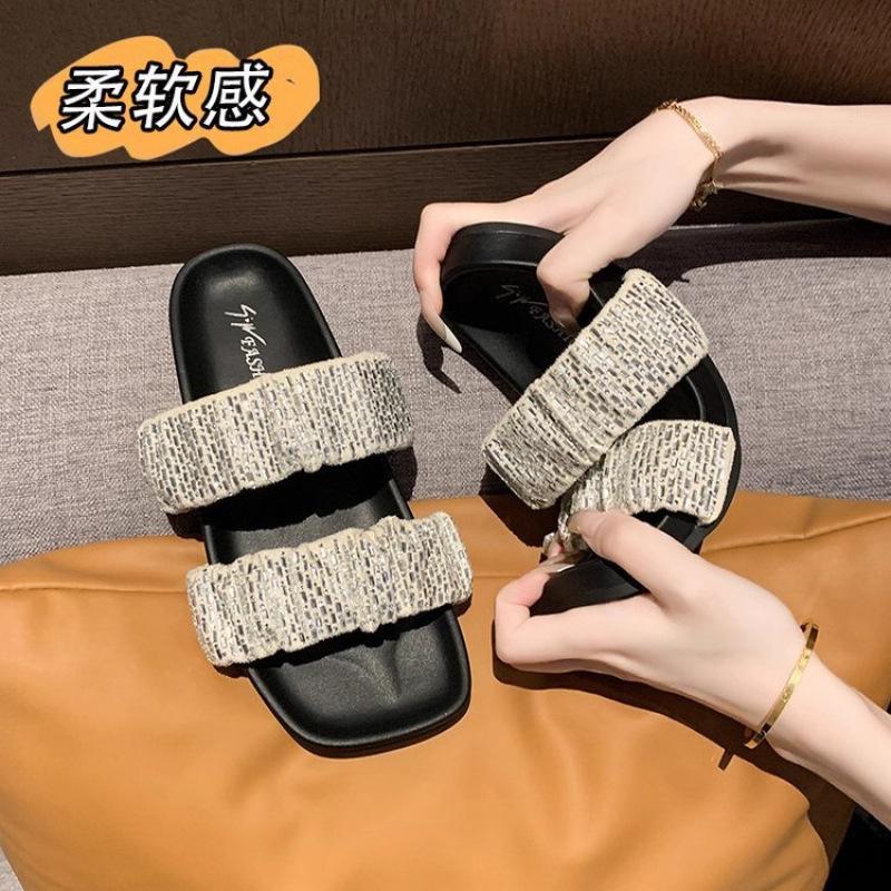 Super light and not tired!! 2025 summer new wear versatile niche muffin shoes platform slippers
