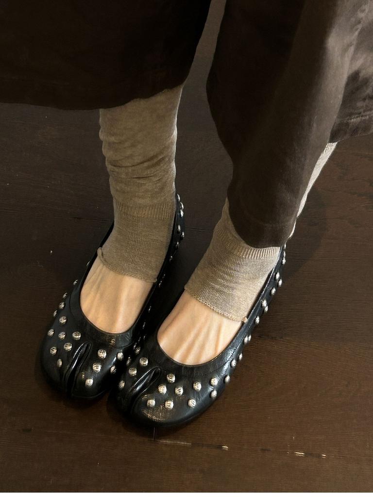 Super soft sheepskin personality punk style pig's trotters split-toed shoes women's rivets light mouth thick heel single shoes retro pleated small lea