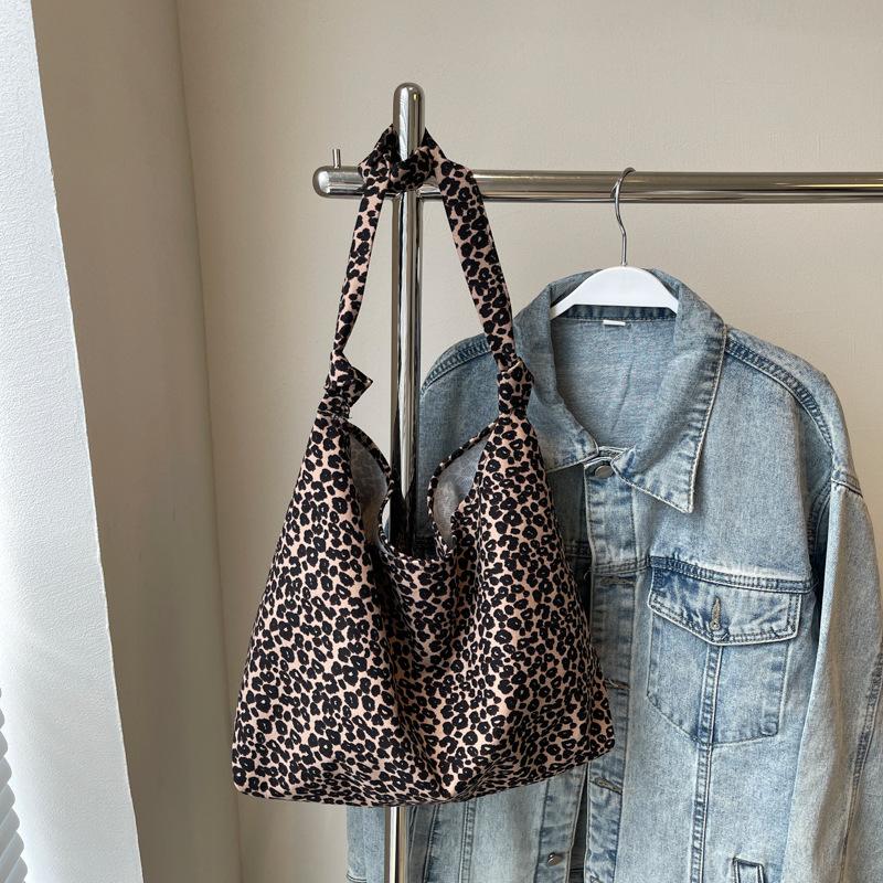 

Leopard print canvas bag women s new Korean autumn and winter large-capacity commuting shoulder tote bag lazy and relaxed tote bag темно-коричневого кольору
