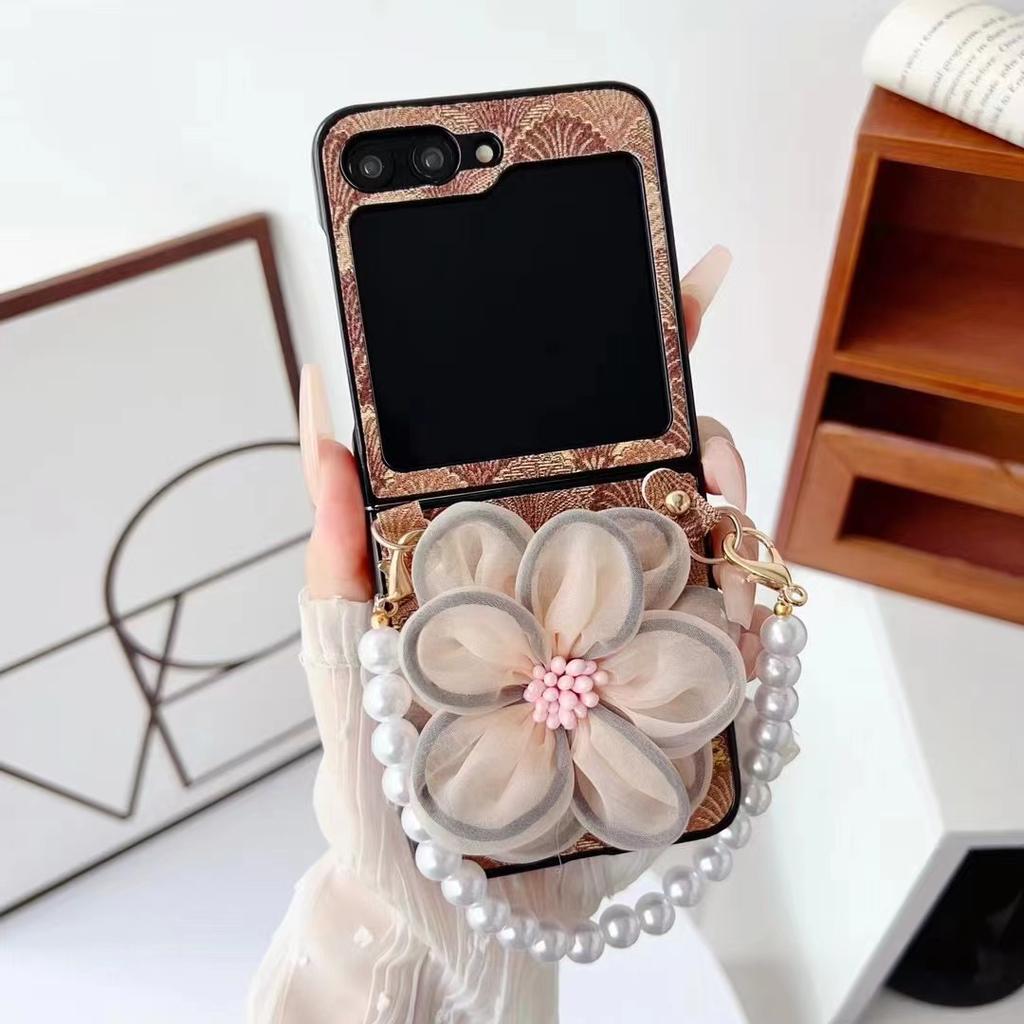 Shell Patterned Lace Flower Pearl Bracelet Phone Case