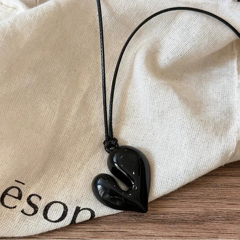 Fashion Resin Round Hollow Pendant Necklaces for Women Girls Vintage Long Rope Sweater Chain Necklaces Party Jewelry Accessories