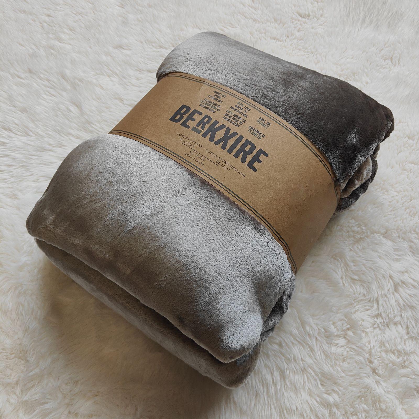 

Solid Color Glossy Flannel Blanket with Coral Fleece Cover Gift Blanket Casual Fur Baby and Elderly Cover Blanket 180X200cm кавовий