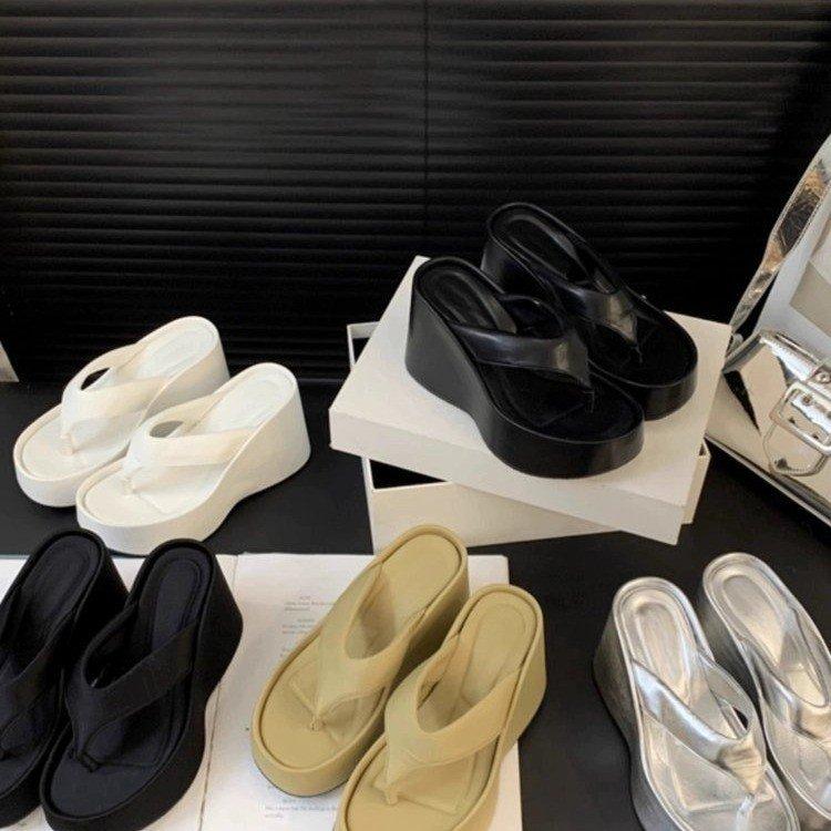 Sandals muffin thick-soled cool slippers women's summer 2025 casual beach shoes toe Korean version of flip-flops outer wear