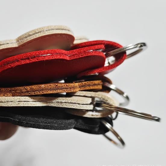 Faux Leather Pet Memorial Keychain Paw Shaped Keepsake Key Chain Easy to Use Pet Hair Storage Bag Key Holder
