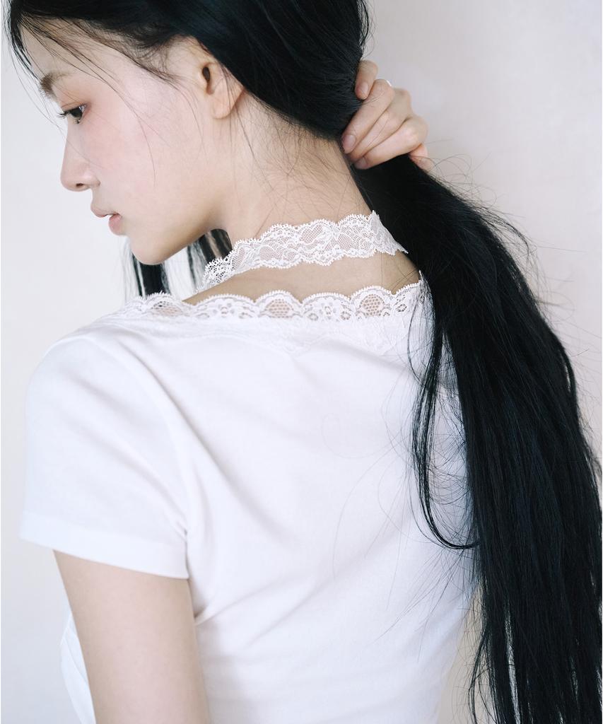 Leijeumiya Lily Halterneck Lace Top [White]