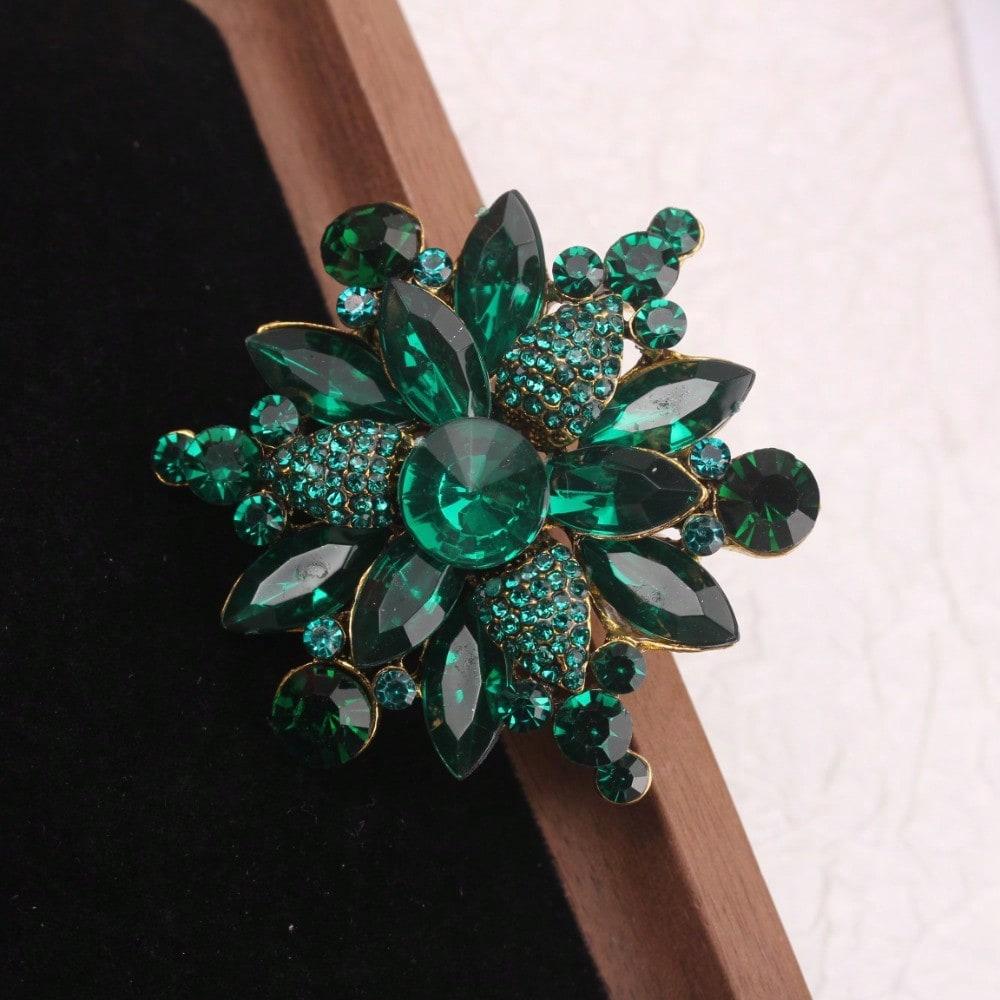 

Gold-Tone Green Crystal Floral Brooch, Vintage-Inspired Design Adorned with Green Rhinestones, for Formal Events, Ideal Gifting