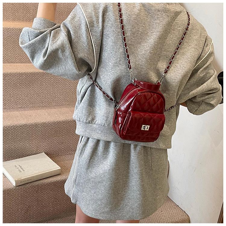 

Текстурный мини-рюкзак в иностранном стиле женский 2025 весенний новый простой и универсальный маленький ароматный на цепочке на плечо красный