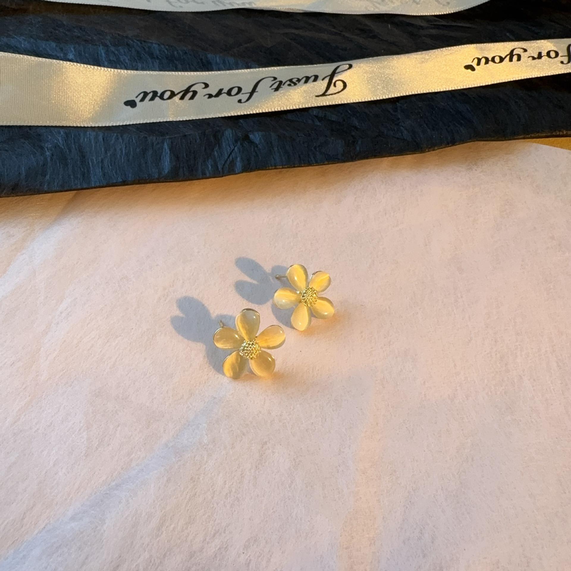 Fashion Trend Simple Stylish Attractive Stud Earrings for Women Party Jewelry Gift