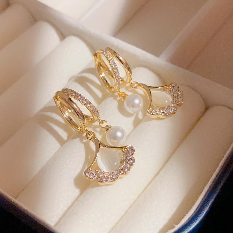 

Korean Fashion Ginkgo Leaf Pearl Ear Cuffs with Cat s Eye Stone
