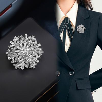 Rotating Snowflake Brooch Women Rhinestone Snowflake Lapel Pin Decorative Sparkling Brooch Pin Jewelry for Christmas Wedding Party Outfit