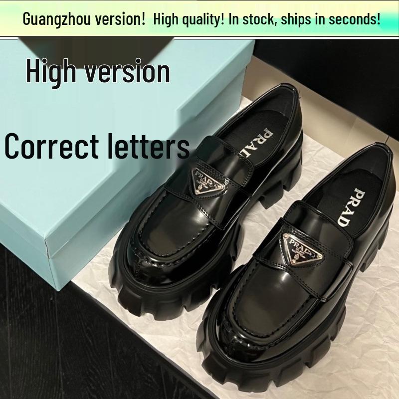 Женские черные кожаные лоферы-слипоны P Family 2025 с треугольным логотипом и подошвой-шестерней 40 6260₽