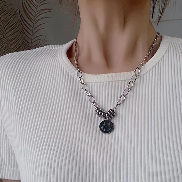 Neue Halskette aus Titanstahl mit Smiley-Anhänger, Spleißen der Halskette für Männer und Frauen, Nische mit kalter Windpersönlichkeit, Schlüsselbeinkette