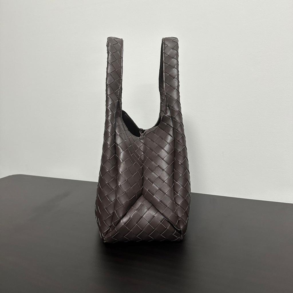Hand-woven European and American Retro Texture Versatile Handbag Large Capacity Leisure Commuting Fashion Simple Tote Bag