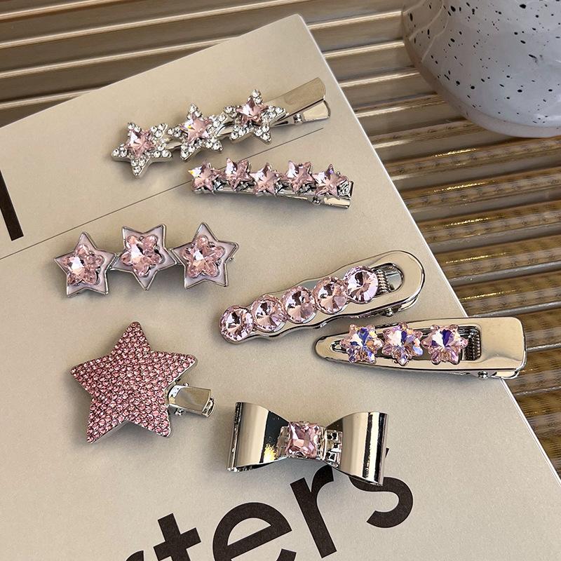 Funky Vibe. Rosa herzförmiger seitlicher Pony mit süßen, coolen, mädchenhaften Metallspangen