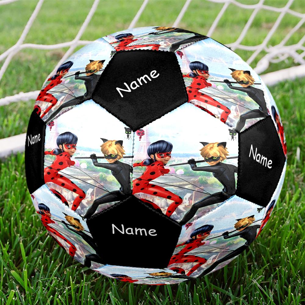 Pallone da Calcio Personalizzato con Nome, Tema Miraculous: Le Avventure di Ladybug e Chat Noir, Taglia 5, Adatto sia per Partite Indoor che Outdoor, un Regalo Adatto a Tutti.