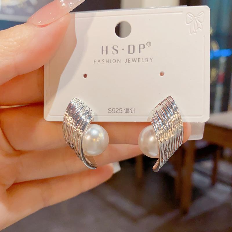 Light Luxury Fashion Personality Metal Surround Pearl Earrings Niche Temperament Simple Design Earrings for Women