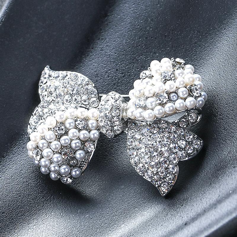 

Diamond-encrusted Bow Brooch, Elegant and Refined for Women, Pearl Brooch, Fashionable and Anti-glare Pin серебряный