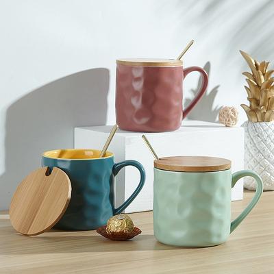 Kontrasterande färger ins vind Nordisk keramisk mugg med lock och sked Kreativ hushållsvattenkopp Enkel kaffekopp Stensmönster