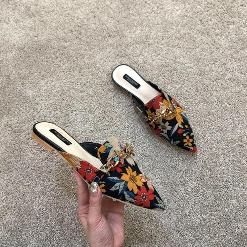 

Дизайнерская обувь модного бренда Женские вышитые цветочные тапочки Металлические цепочки Сандалии Женские Шлепанцы с закрытым носком Балетки Низкий каблук Слайды 4.5