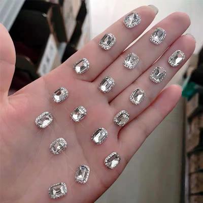 Nail art – Strass e decorazioni per unghie