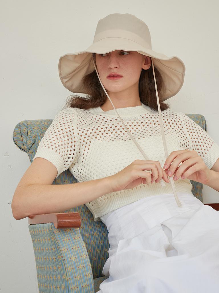 Olinkeompeulliteu Nylon Strap Wide Bucket Hat (Beige)