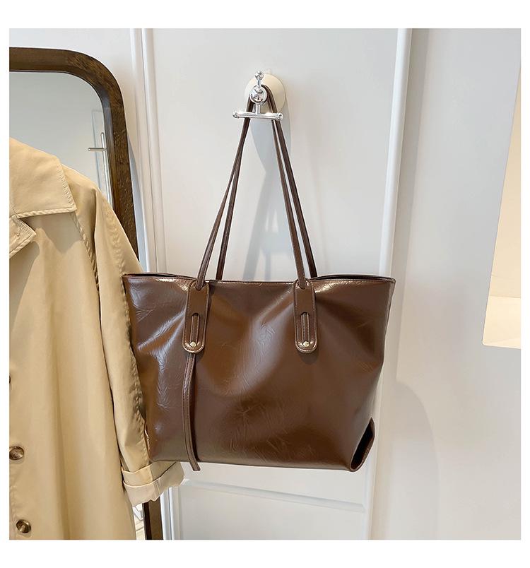 

Luxury Minimalist Women s Tote - Autumn/Winter Fashion, Versatile and Commuter-Friendly Shoulder Bag