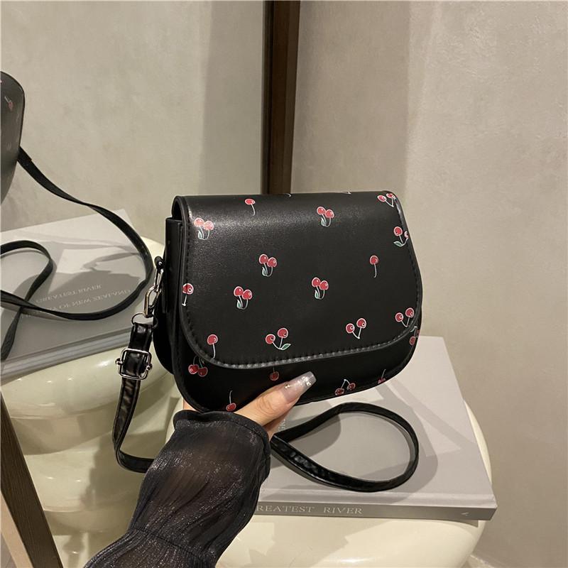 

Simple shoulder bag 2025 new niche sweet cherry print small square bag fashionable casual large capacity armpit bag чёрный