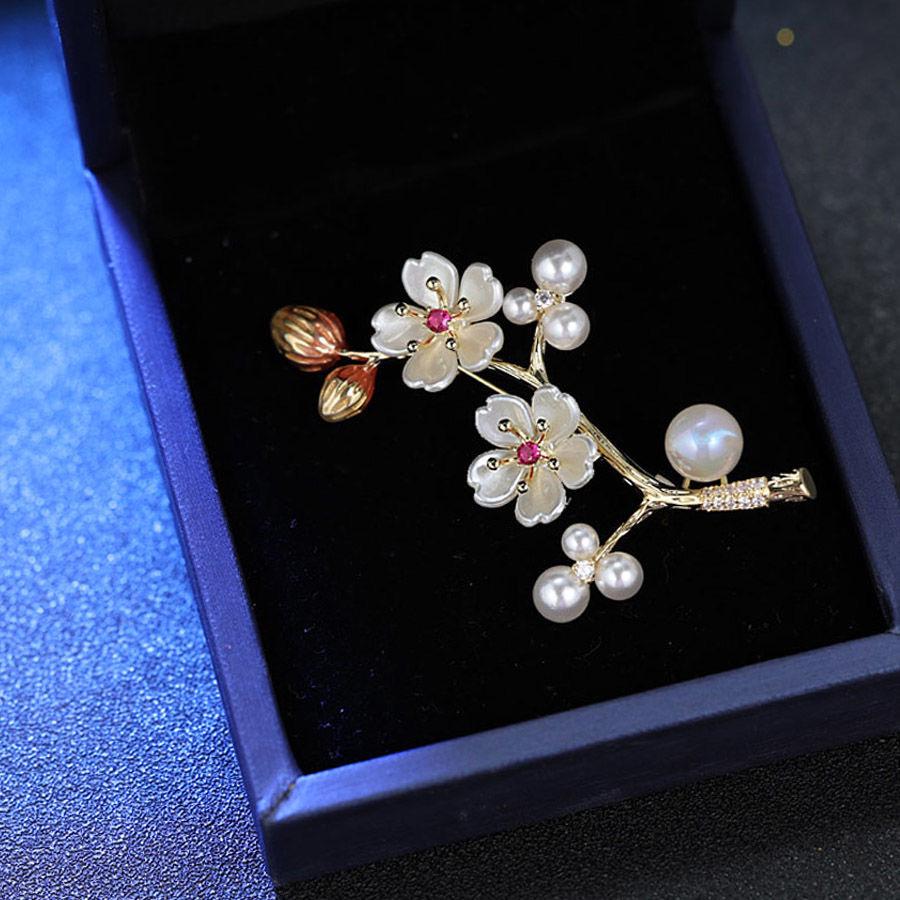 Vintage Plum Blossom Brooch – Ancient Chinese Style Floral Pin for Women's Sweaters, Elegant & Luxurious Retro Accessory
