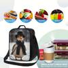 Eine tragbare, wiederverwendbare Kühltasche mit kleinem Entendesign in verschneiter Landschaft mit Hut und Schal, perfekt für