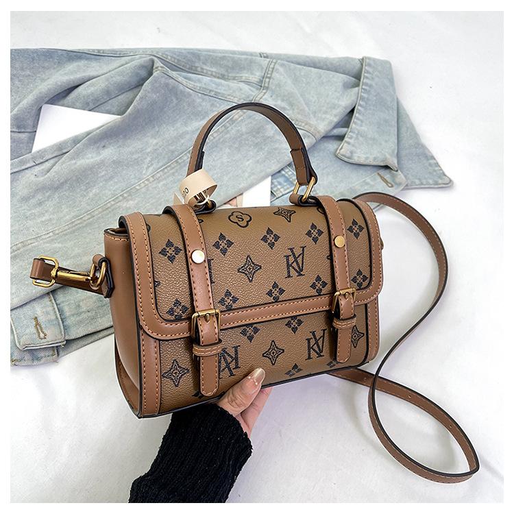 Internet celebrities with the same live shoulder bag 2025 winter new ins retro popular handbag messenger women s bag