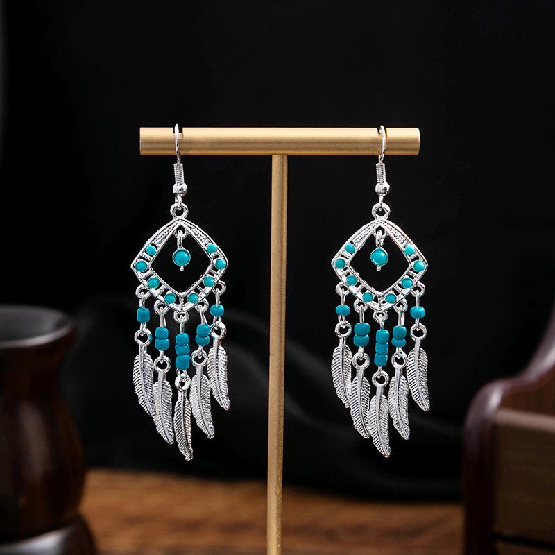 Boucles d'oreilles pendantes à pompons de plumes ethniques - Style argent Miao imitation, article touristique populaire, design mignon de haricot.