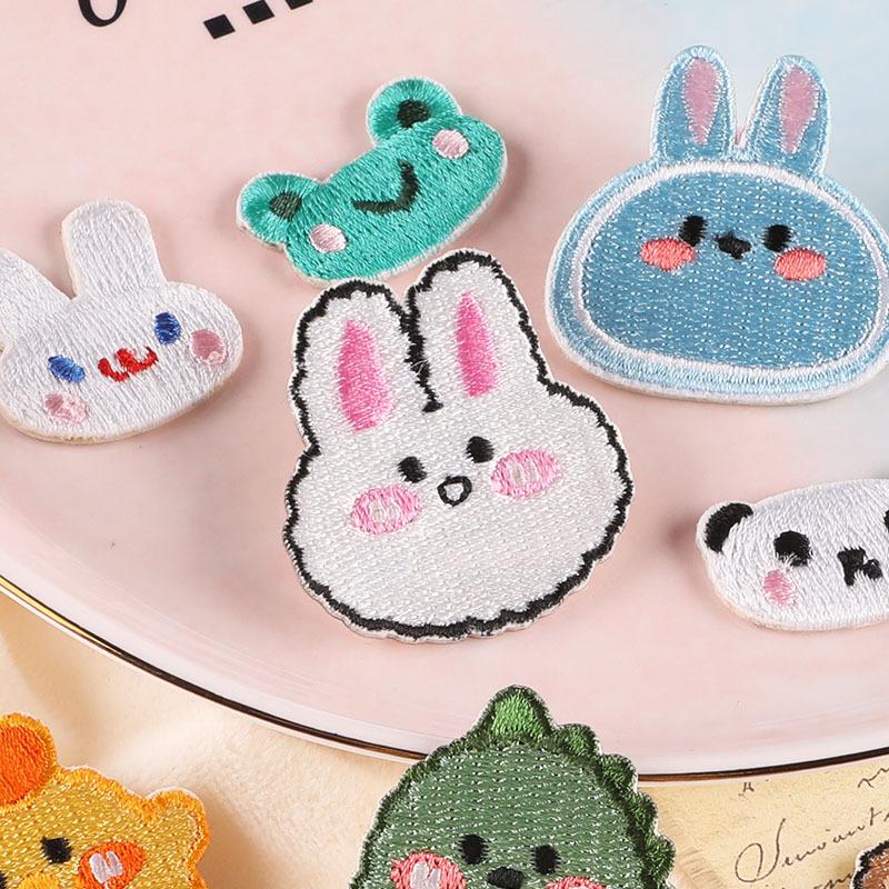 Stickerei-Etikett Kleidung Zubehör niedlichen Cartoon Tier Dinosaurier Kaninchen Bär selbstklebende Patch Stoffaufkleber