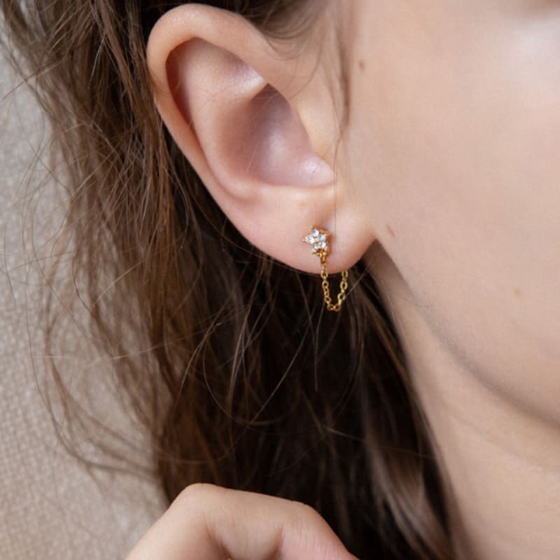 

MERRYMOTIVE Tiny star and chain drop earring Free