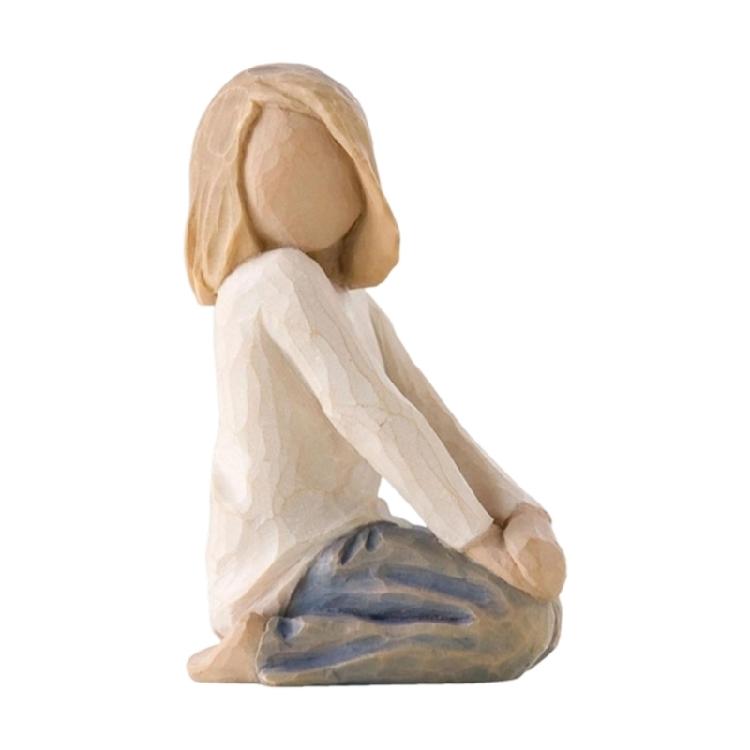 Detailed Family Figurine Handcrafted Resins Decors Carving Textured Miniature Statue Suitable For Various Interior Styles
