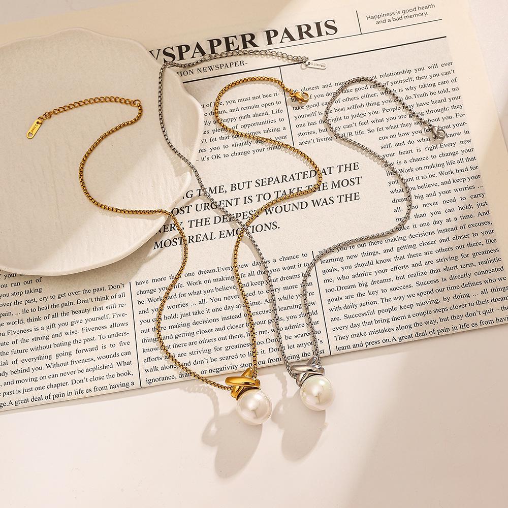 Collier pour femme Yingtai: Acier Titane Inoxydable avec Perle d'Imitation & Or 18k, Style Européen & Américain, Ne Se Décolore Pas, Finition Polie Fine.