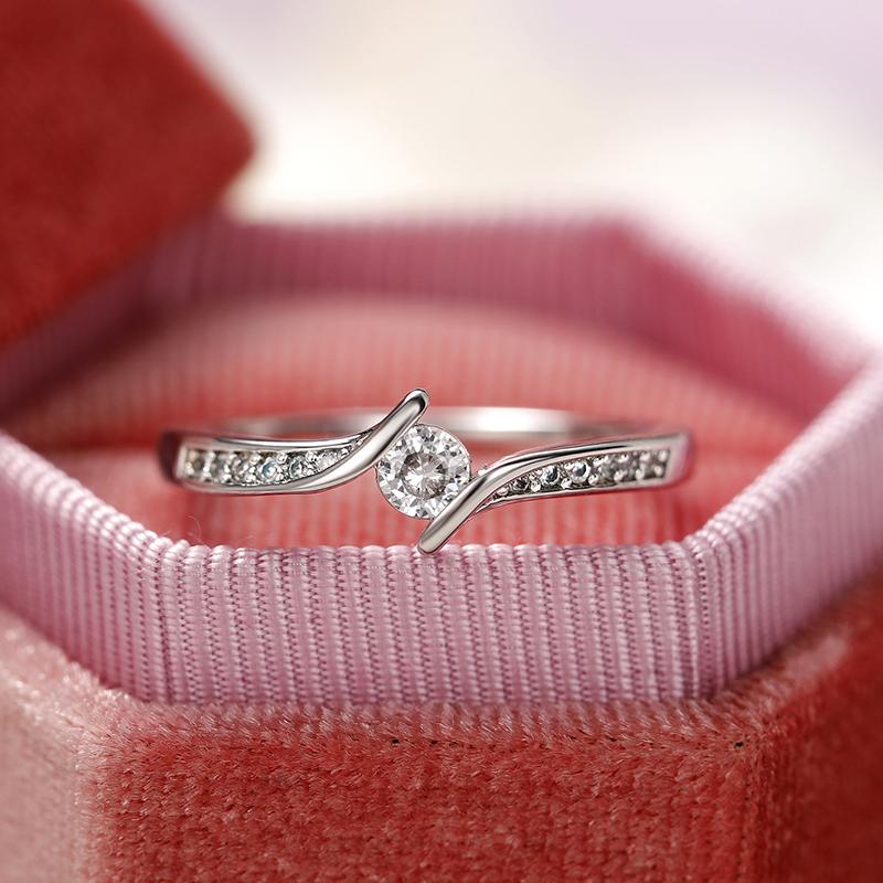 Nádherné křížové prsteny s kulatým zirkonem Svatební doplňky pro ženy Jednoduché a elegantní dámské šperky