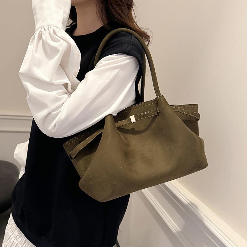 Large capacity tote bag women 2025 autumn and winter new commuting lazy wind matte vegetable basket single shoulder dumplings large