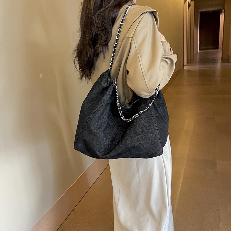 Large capacity denim bag women's lightweight 2026 summer new college student class shoulder bag chain tote bag