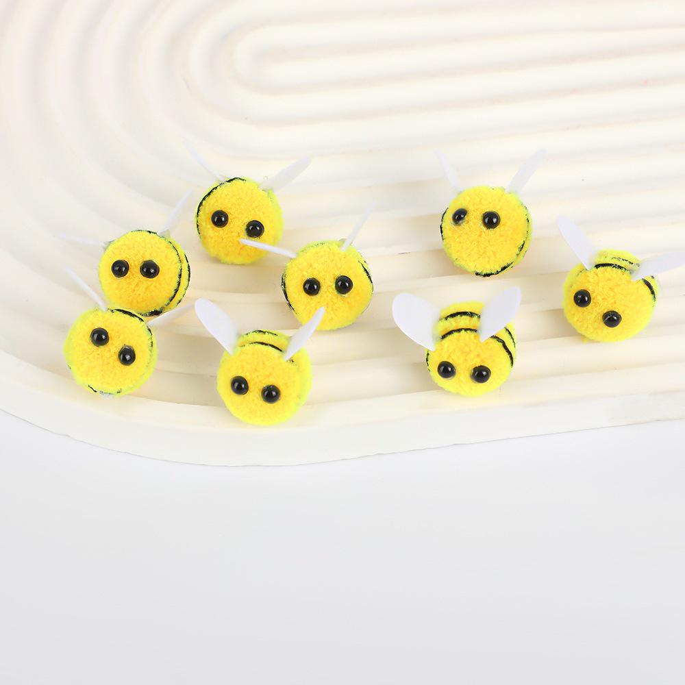 DIY Cashmere Little Bee Pom-Pom Hair Clip Ornaments 2x2x3 cm