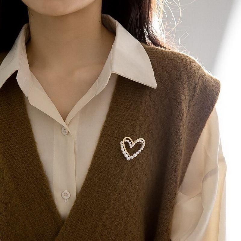 Design Sense Pearl Love Brooch Female, Fashionable High-Grade Exquisite Pin, Fixed Coat Sweater Accessories
