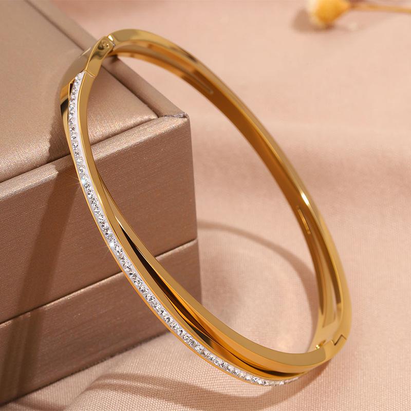 Hot-selling titanium steel bracelet, girls' high-end sense of fashion, popular light luxury in Europe and the United States, Gypsy star love diamond