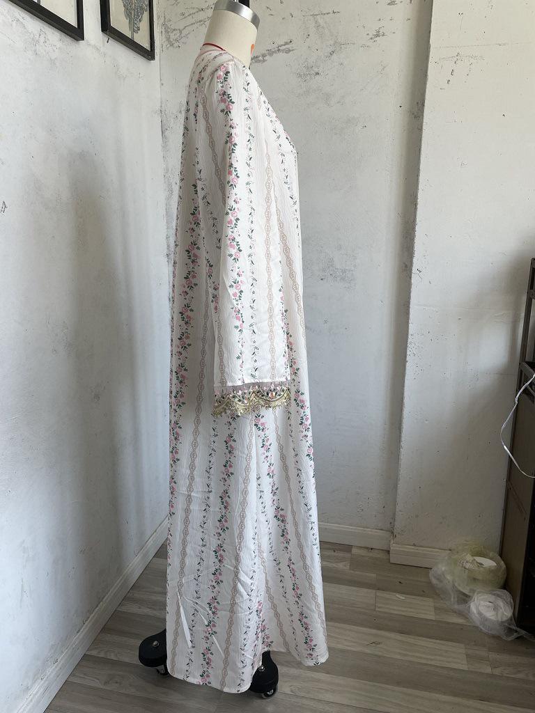 Elegant V-neck Middle Eastern Embroidered Lace Long-sleeved Muslim Robe Dress