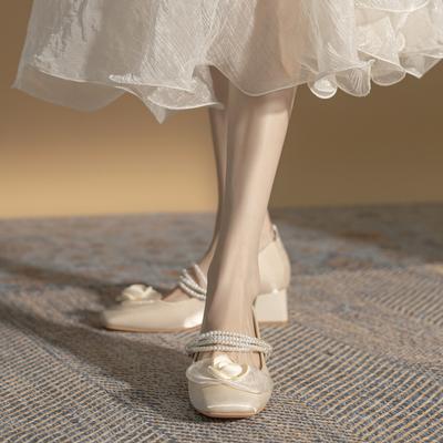 Mary Jane françaises à bout carré chaussures simples pour femmes printemps et été 2025 nouvelles à talon épais talon moyen chaussures pour femmes polyvalentes chaussures en satin à fleurs